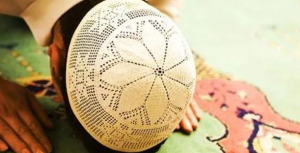 عندما تبدأ فى الصلاة تنهال عليك الأفكار ولا تستطيع الخشوع .. إليك الحل !