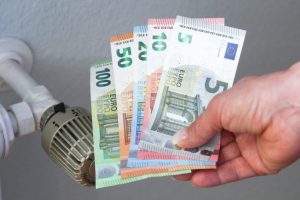 عاجل : اليورو ينهار مقابل الدولار ويسجل ارقاما منخفضة جدا اليوم الجمعة .. اليك النشرة