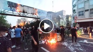 رجـ .ـم وضرب وحرق ..مشاهد قاسية لهجوم المتظاهرين الايرانيين ضد قوات الأمن والبسيج وحرس الثوري وشبيحة النظام الايراني (فيديو)