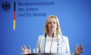 عاجل : وزيرة الداخلية الالمانية تصدر بيان صادم حول حادثة العائلة السورية التي تعرضت للضرب على يد الشرطة