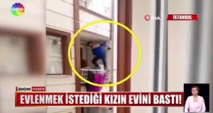 شاهد شاب افغـ .ـاني يحاول الدخول لمنزل فتاة سورية في تركيا من أجل خطفها بعد رفض عائلتها زواجه منه (فيديو)