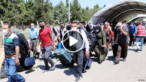 "تركيا ليست باب الحارة" .. شاهد ترحيل عشرات السوريين من تركيا إلى سوريا (فيديو)