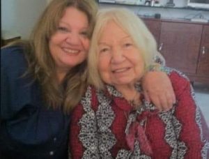 هذه العجوز بالشعر الأصفر هي فنانة حسنها سحر الجميع في شبابها وأحبها كمال الشناوي!!.. شقيقتها فنانة كبيرة!! لن تتوقعوا من تكون!