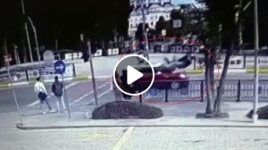 شاهد فيديو فظيع لسيارة مسرعة تصطدم بطالبتين تركيتين وتقفذهن عدة امتار في الهواء باسطنبول