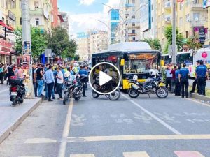 شاهد لحظة وفاة فظيعة لسيدة تركية عندما علقت ملابسها بباب الحافلة اثناء نزولها والسائق يهرب (فيديو)