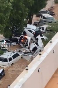 «حالتين وفــ،اة».. سيول غزيرة تجرف ب السيارات وتعطل حركة المرور في مدينة جدة بالسعودية