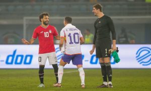 محمد صلاح يفاجئ لاعب منتخب مصر بعد الفوز على بلجيكا