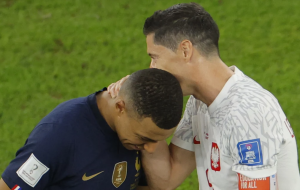 تقرير عالمي يكشف ما قاله ليفاندوفسكي لـ مبابي