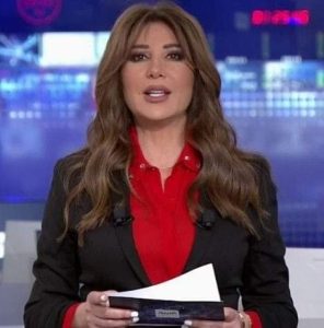 مذيعة أردنية على قناة العربية شديدة الجمال نسيت أنها على الهواء مباشرة
