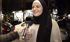 فتاة سورية مصا،،بة بمرض نادر يجبر،ها على الضحك دون توقف حتى الإ،،غماء