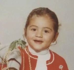 هذا الطفلة أصبحت اليوم زوجة وزير عربي وفنانة شهيرة.. والمفاجاة درجة الشبه مع ملامحها الحالية!! خمنوا من تكون!