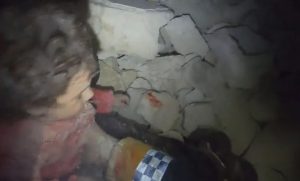 طفلة تحتضن اختها