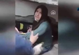 امراة ترفض الخروج للبس الحجاب