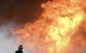 ظهرت على شكل أعمدة.. نار غامضة خرجت من باطن الأرض تلتهم عددا من المنازل بالسودان