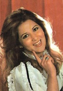 أصبحت مسنة وبدينة.. ظهور مفزع لنجمة التسعينات الجميلة بوسي زوجة نور الشريف! ماذا حدث لها؟