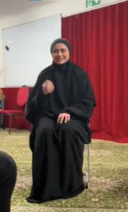 فتاة ألمــانية توثق لحظة اعتناقها الإسـلام على الإنترنت