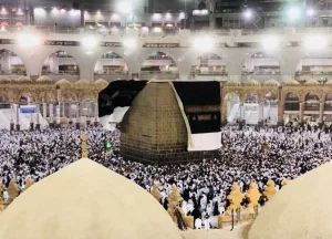 رياح قوية تزيل كسوة الكعبة خلال موسم الحج