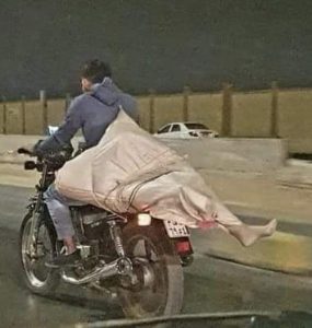 قدم تظهر خلف دراجة ما القصة