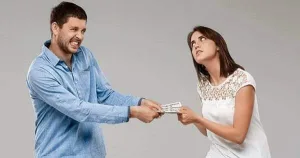 امرأة موظفه ابوها طلب منها جزء من راتبها