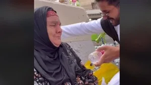 «فيديو أبكى الملايين».. مصرية تقابل شابًا يشبه ابنها المتوفي في الحج.. شاهد رد فعله