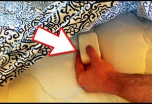 لماذا يضع الرجال قطعه صابون اسفل المخدة أو السرير.. لن تصدق السبب!