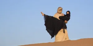 قصة رجل حديث الزواج يترك زوجته شهر حيث يعمل في الصحراء