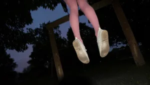 أم ترمي طفلتها من الشرفة لسبب صادم والسلطات تتحرك