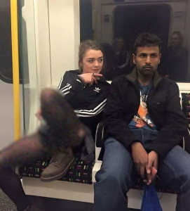 قصة صورة مايسي ويليامز في مترو ميونيخ: الحقيقة الكاملة وراء النظرة الباردة من الراكب المجهول