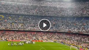 جمهور فرانكفورت يحتفل مع فريقه بعد الصعود على حساب برشلونة