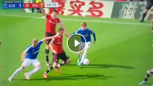 ماغواير يطالب بخطأ لأنه زميله بالفريق ماتيش لمس الكرة بيده.