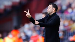 تشافي يطرد 4 لاعبين من مشروع برشلونة