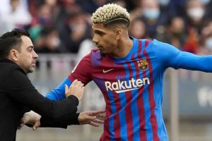 تشافي يُطمئن جمهور برشلونة على حالة أراوخو