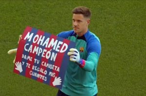 حارس برشلونة "شتيغن" يبحث عن الطفل محمد في مدرجات "كامب نو".. ما القصة؟