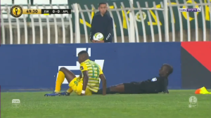 لقطة طريفة في مباراة شبيبة القبائل وبيترو اتلتيكو