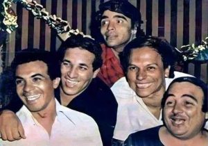 لن تصدق من الفنان الأعلى أجرًا في مسرحية “مدرسة المشاغبين”! من يقف خلف أسطورة عادل إمام؟