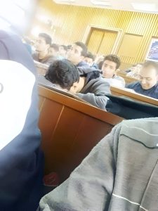 نام في محاضرة رياضيات ڠصب عنه وصحي على صوت الطلبة لما المحاضرة خلصت