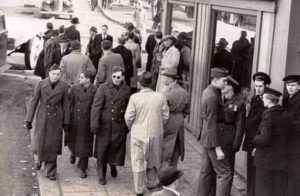 صورة غامضة من عام 1948 تكشف عن سر تكنولوجي لا يُصدق… هل سافر هذا الشخص عبر الزمن؟"