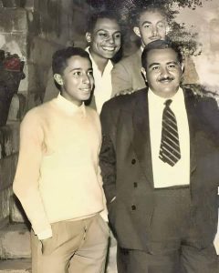 هذا الشاب الموجود في يسار الصورة أصبح فنان قدير ونجله ممثل شهير..