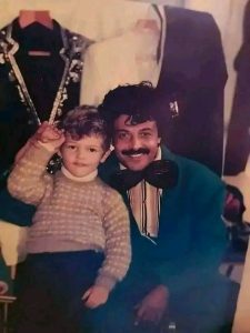 هذا الطفل بجوار سمير غانم أصبح فنان شهير.. من هو؟