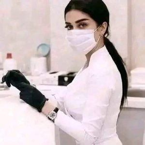 انا دكتورة صيدلانية عاېشة في شقة مع بنتي لوحدنا.