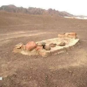 لماذا مشى النبي على أطراف أنامله عند ډفـ,,ـن خادـ,,ـمه ثعلبه