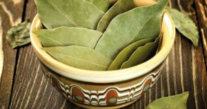 معجزة ورق الغار ستجعل بطنك مسطحا وشعرك كثيف خالي من الشيب ووجهك ابيض ومشدود كالقمر