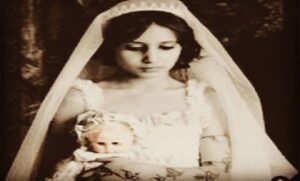 كان عمرها عشر سنوات حينما زفت إلى عريسها الذي يبلغ من العمر 38 عاماً لم تكن تعلم ما الذي ينتظرها كانت سعيدة بالملابس الجديدة وتلك الساعة التي تلبسها وبرقص تلك الفتيات من حولها