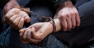 القبض على فنان شهير برفقة فتاة ليل ومواد مخ nدرة.. «صدمة للجميع»