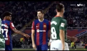 A strange shot: Lewandowski ignores Lamine Yamal's handshake and scolds him for not passing the ball to him.