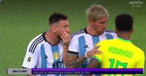 Watch: A strange shot of Messi with Brazilian Rodrigo in the Brazil-Argentina match in the World Cup qualifiers