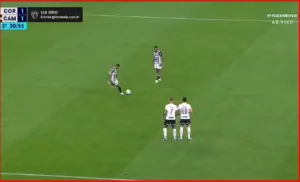 A strange shot: A goalkeeper in the Brazilian League deliberately allowed the ball to enter his goal from a free kick