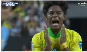 A strange shot: Andrik causes a rare strange situation between teammates Rafinha and Araujo in the match between Brazil and Uruguay in the Copa America